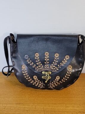 Vintage Black Leather Shoulder Bag with Floral Cutout Design Adjustable Strap